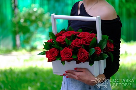 Композиция из 19 красных роз в ящике "Румба"